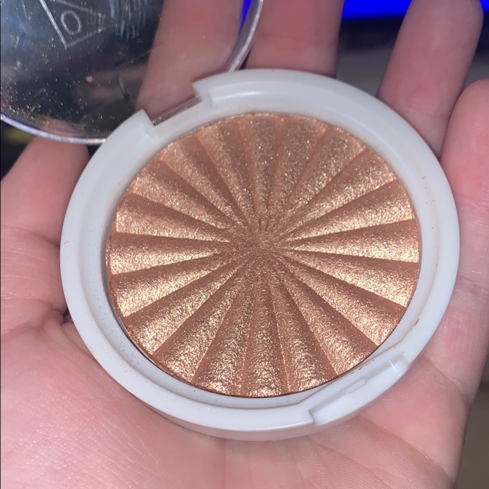 OFRA nikkitutorialsXOFRA highlighter - Picture 2 of 3